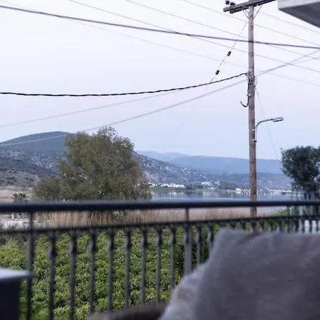 σπίτι δίπλα στη λίμνη