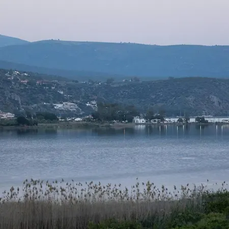 σπίτι δίπλα στη λίμνη *
