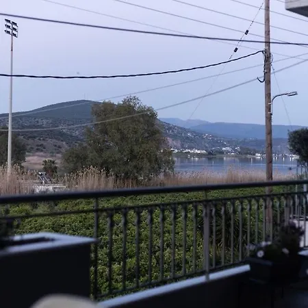 σπίτι δίπλα στη λίμνη